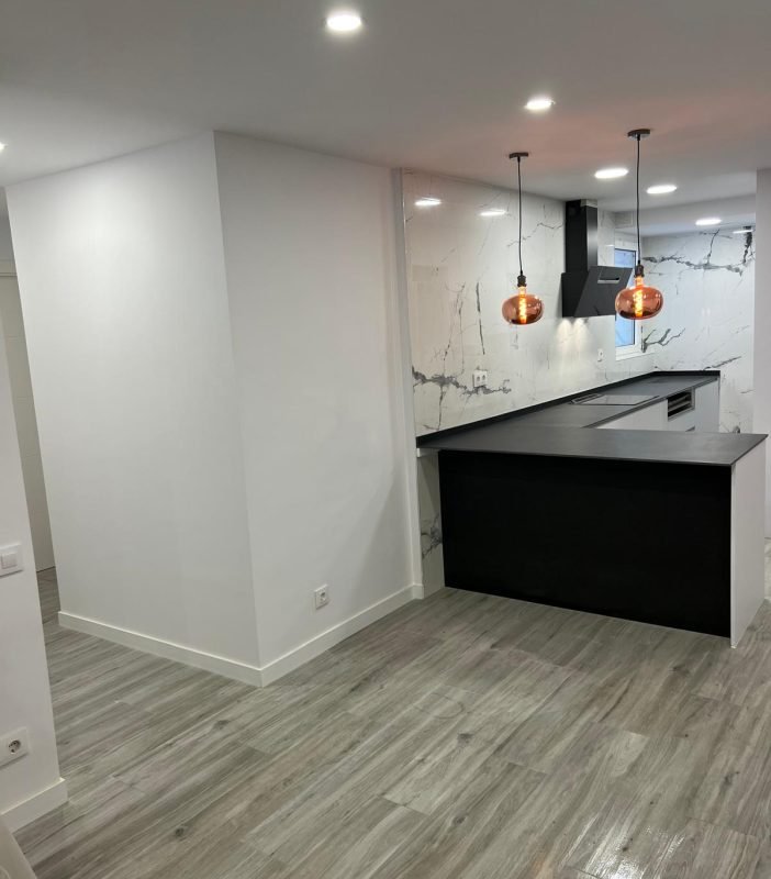 reforma integral de cocina moderna con isla central